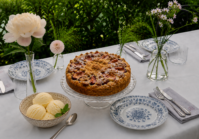 Saftig efterårskage med blommer og kanel
