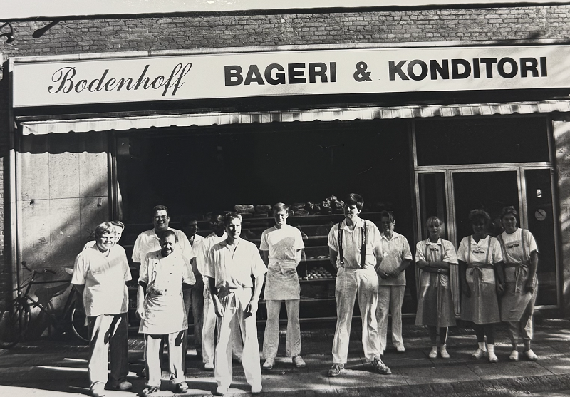 350+ mennesker bag det gode brød