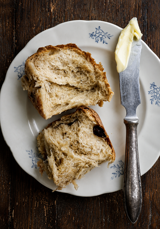 Skiver af friskbagt brød med smør