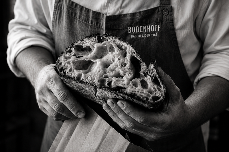 Bager med et nybagt brød